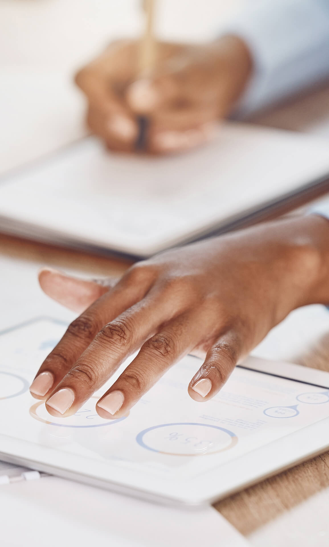 Professionnelle organisant son activité sur un support de travail