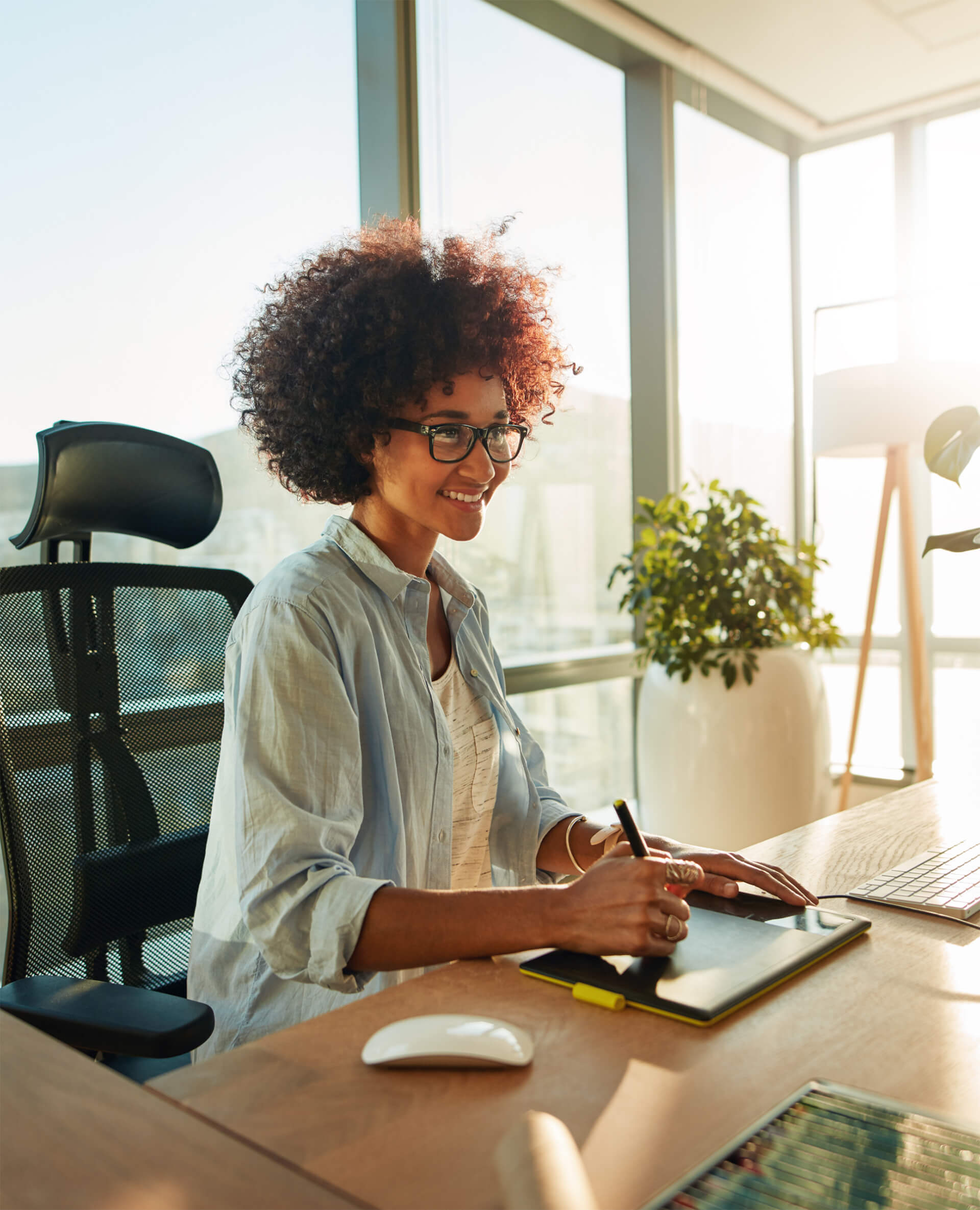 Responsable de structure travaillant à son bureau